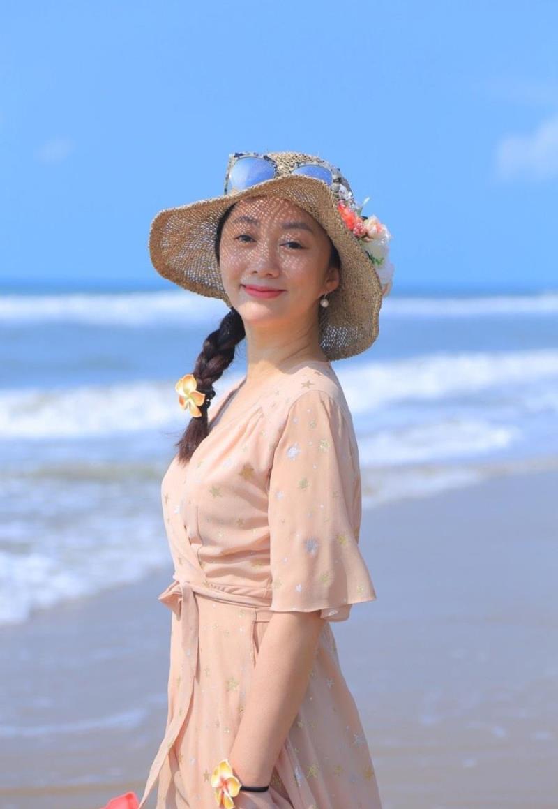 深圳纵乱职业播音员22岁身高164