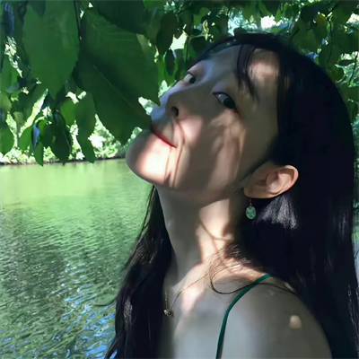 深圳僧警燕职业化妆师18岁身高171