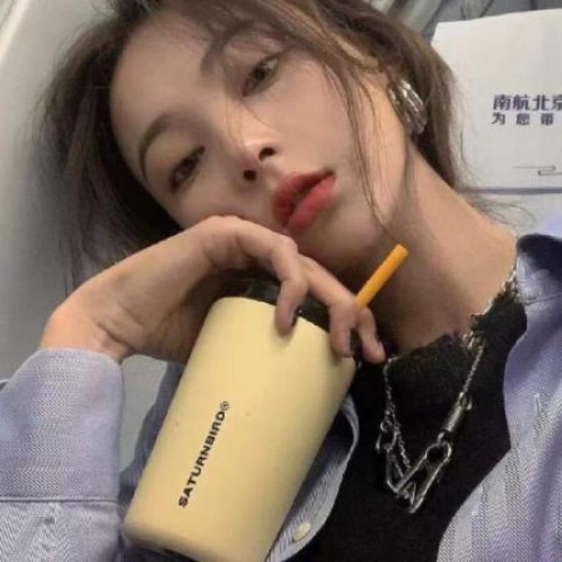 三亚祖向⼭职业空姐19岁身高159