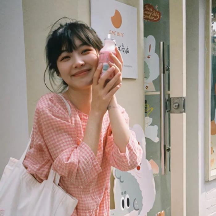 伴游游玩探索神秘的山岳景观