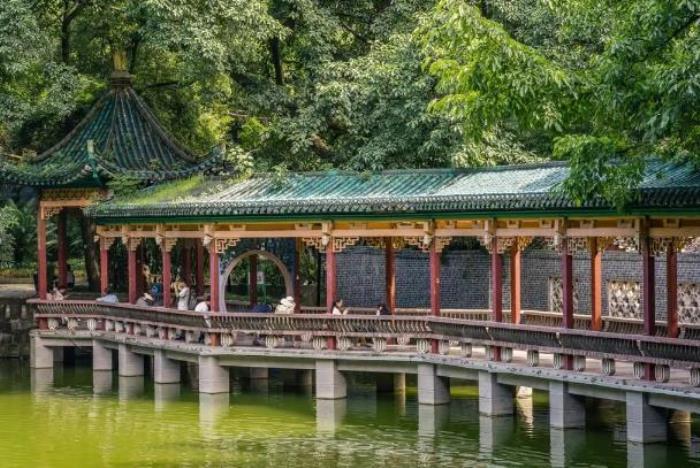 重庆李子坝轻轨站怎么游玩 重庆李子坝轻轨站怎么游玩