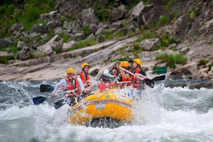 龙王山峡谷漂流和将军关哪个好玩