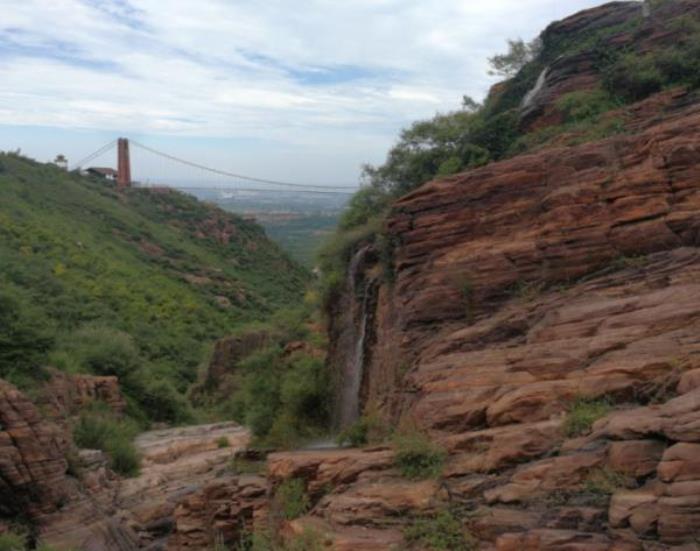 万安山七彩大峡谷