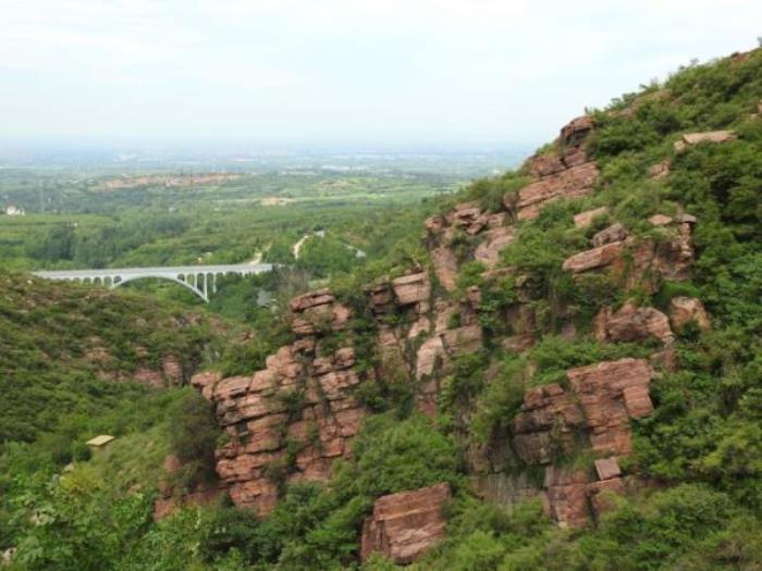 万安山七彩大峡谷