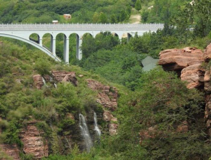 万安山七彩大峡谷