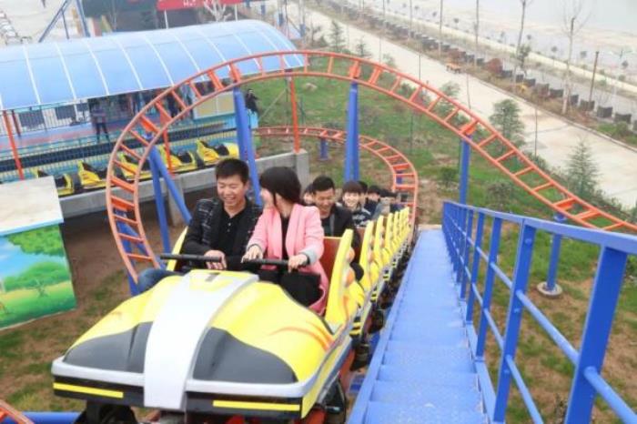 五龙山响水河主题乐园