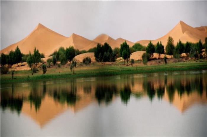 鄂尔多斯七星湖沙漠生态旅游区 鄂尔多斯七星湖沙漠生态旅游区