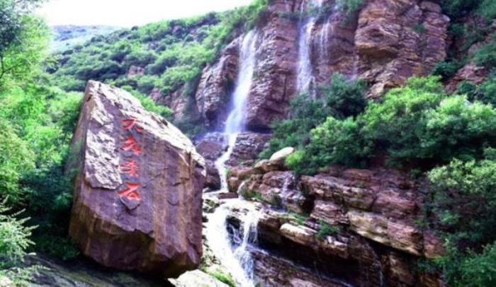 万安山七彩大峡谷