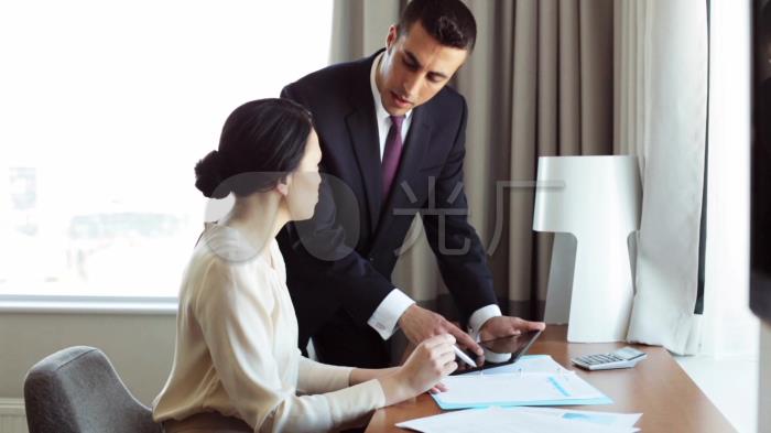  爱情河是爱情河推出“商务伴游”服务(图) 